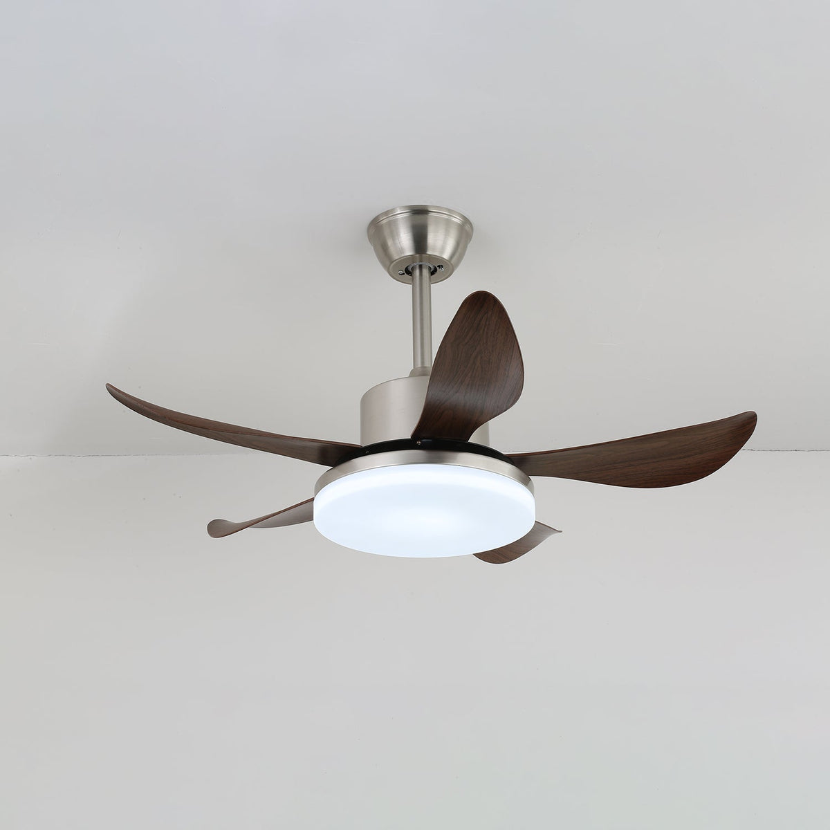 Ventilador de techo con luz Nogalia en un dormitorio acogedor – imagen 4