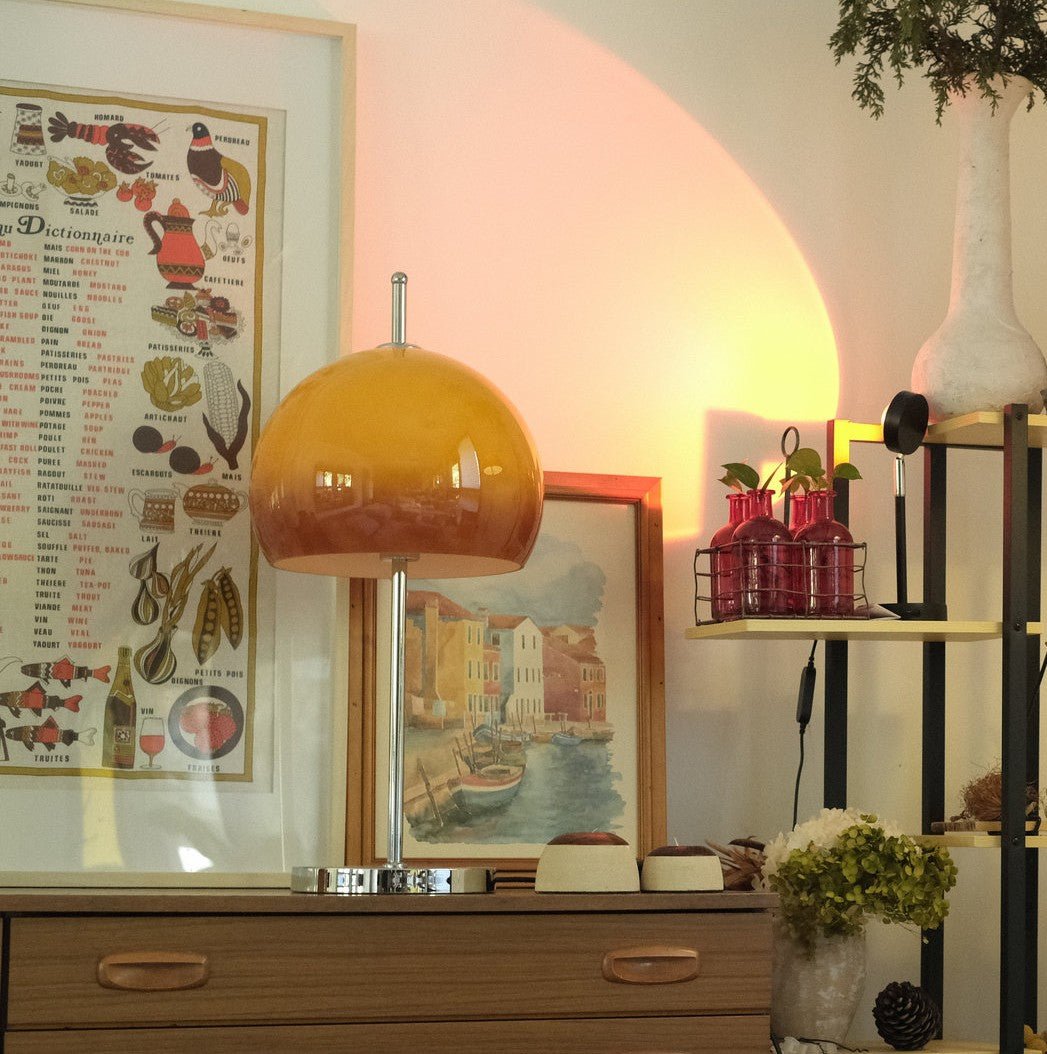 Lámpara de mesa seta de cristal ámbar Ambalo en un salón de estilo vintage – imagen 7