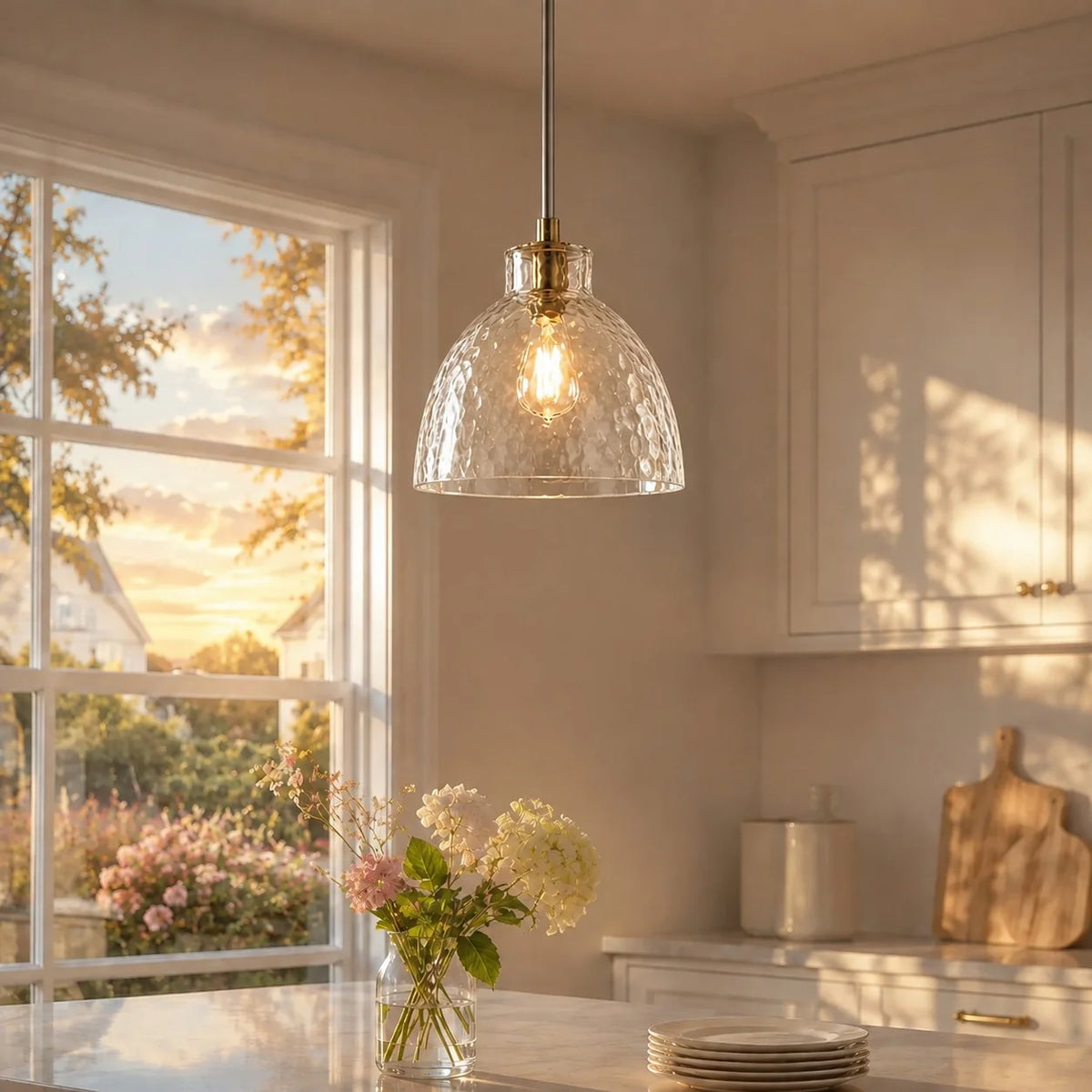 Lámpara colgante de cristal martillado Hielina sobre una isla de cocina – imagen 2