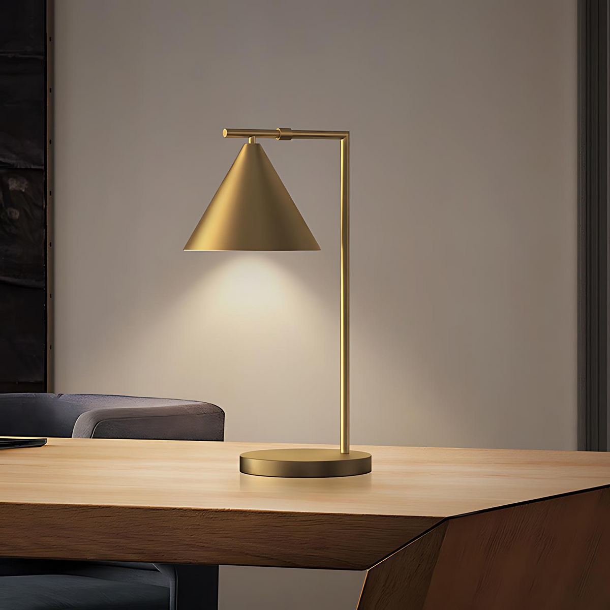 Galera - Lámpara de Mesa con Pantalla Cónica Suspendida en Metal Dorado