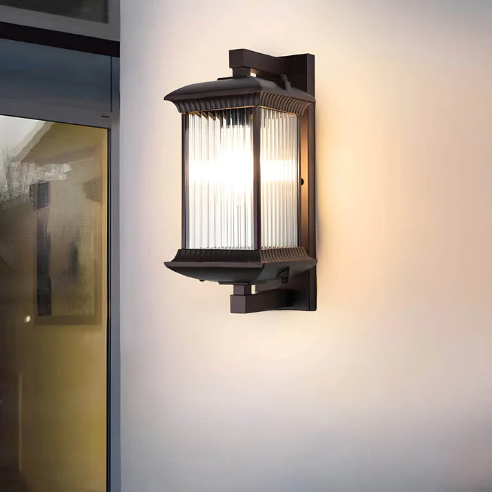 Farol de pared exterior Nuvessa – montado junto a un ventanal