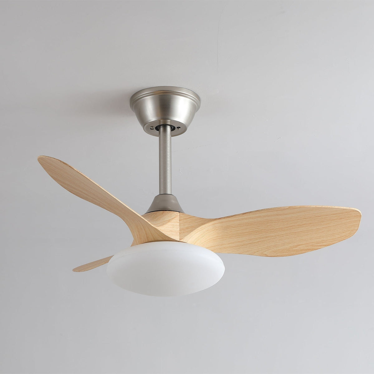 Ventilador de techo con luz Curvela en un dormitorio sereno – imagen 10