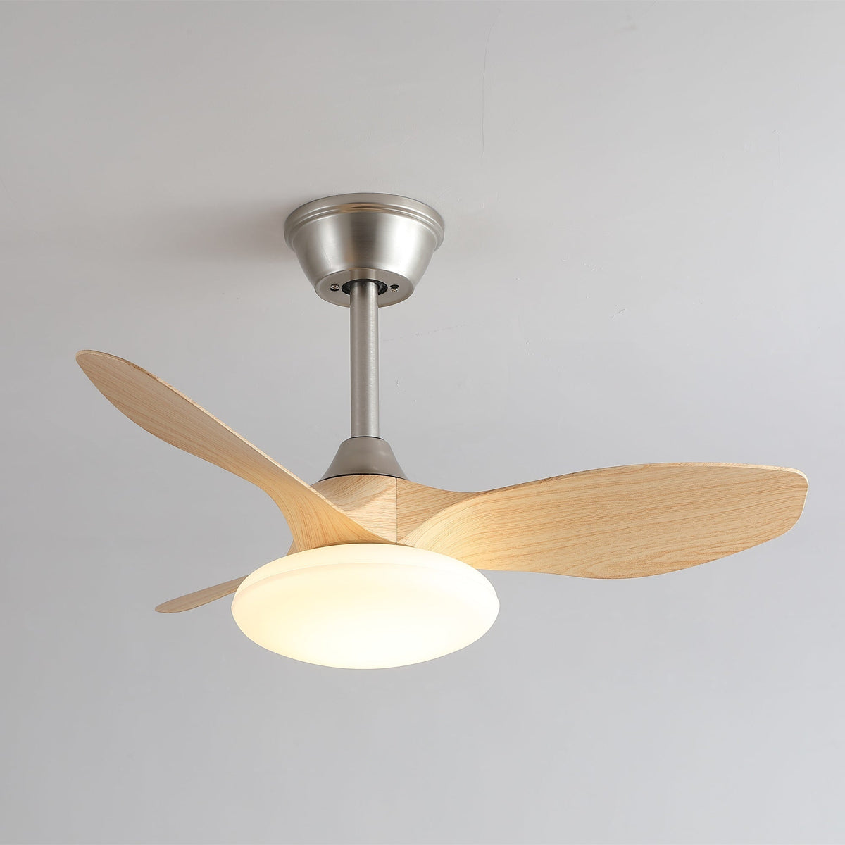 Ventilador de techo con luz Curvela en un dormitorio sereno – imagen 11