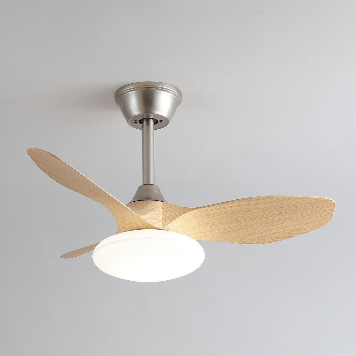 Ventilador de techo con luz Curvela en un dormitorio sereno – imagen 12