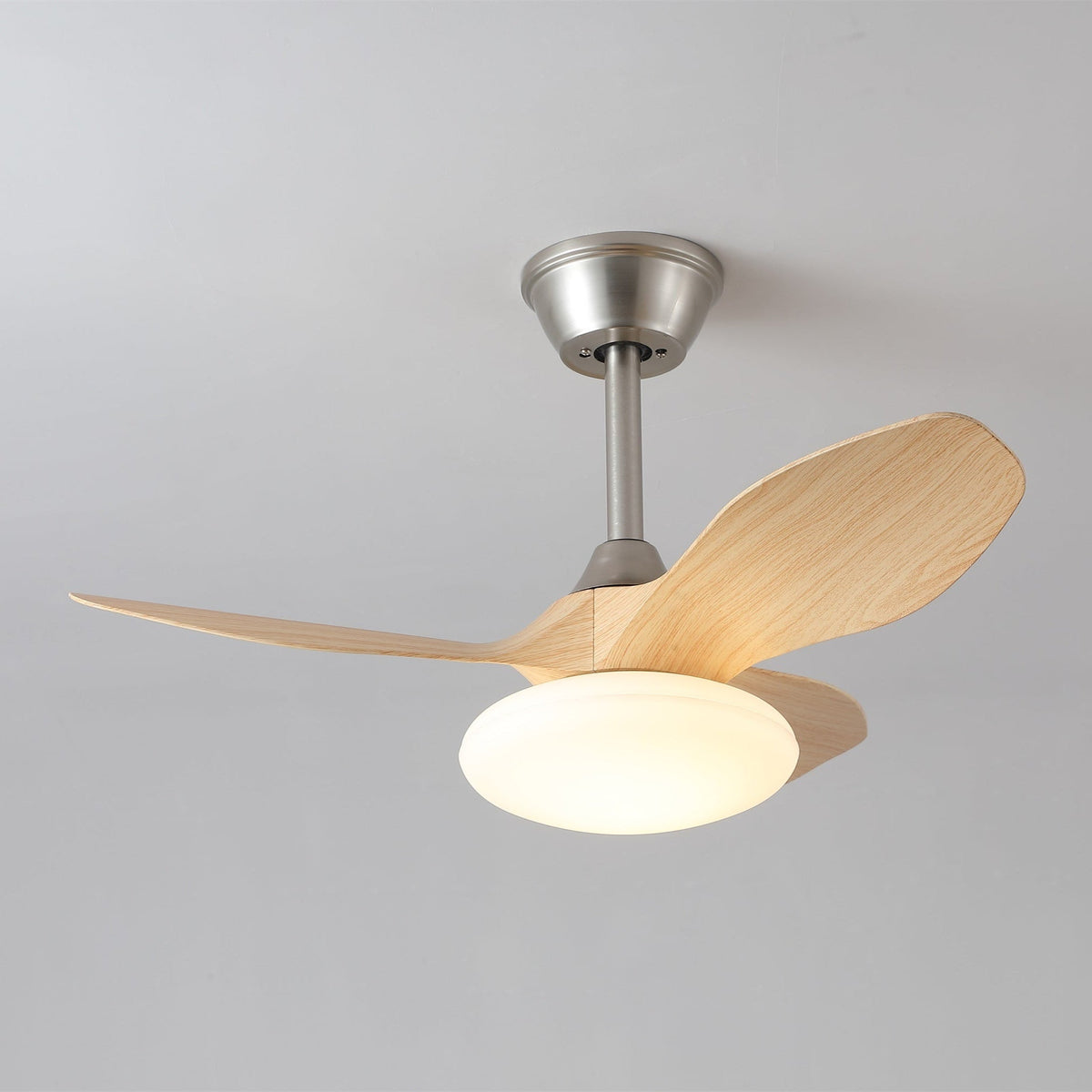Ventilador de techo con luz Curvela en un dormitorio sereno – imagen 16