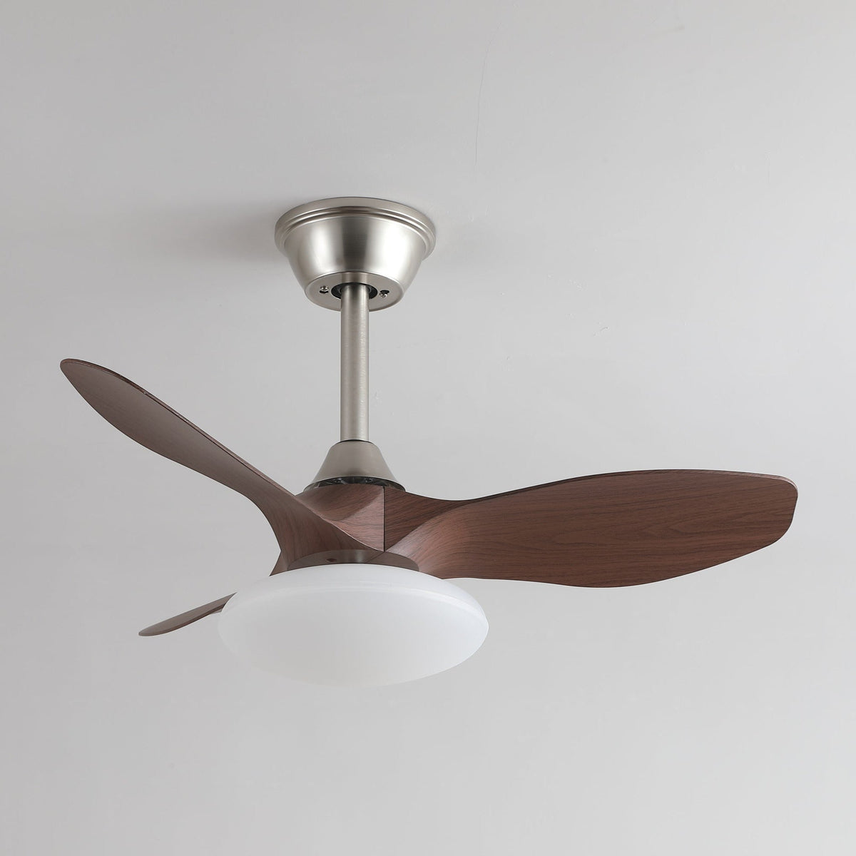 Ventilador de techo con luz Curvela en un dormitorio sereno – imagen 2