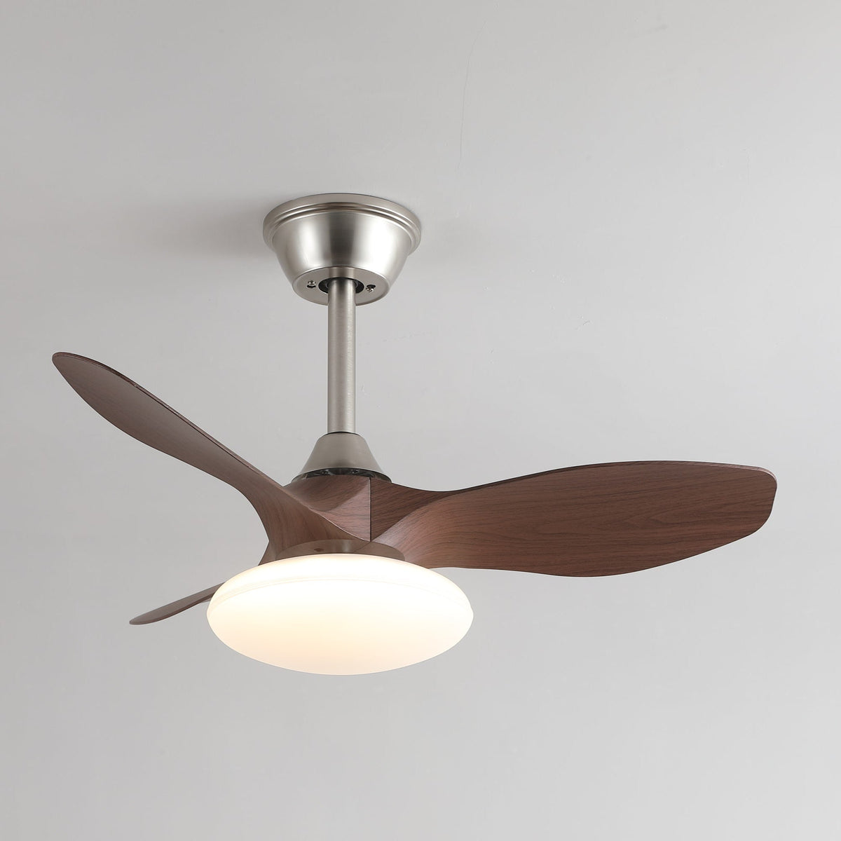 Ventilador de techo con luz Curvela en un dormitorio sereno – imagen 4