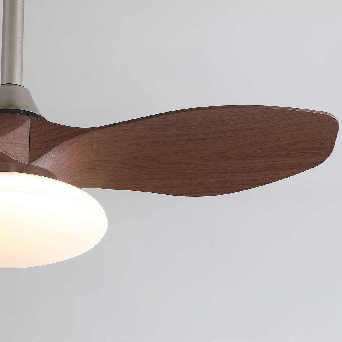 Ventilador de techo con luz Curvela en un dormitorio sereno – imagen 5