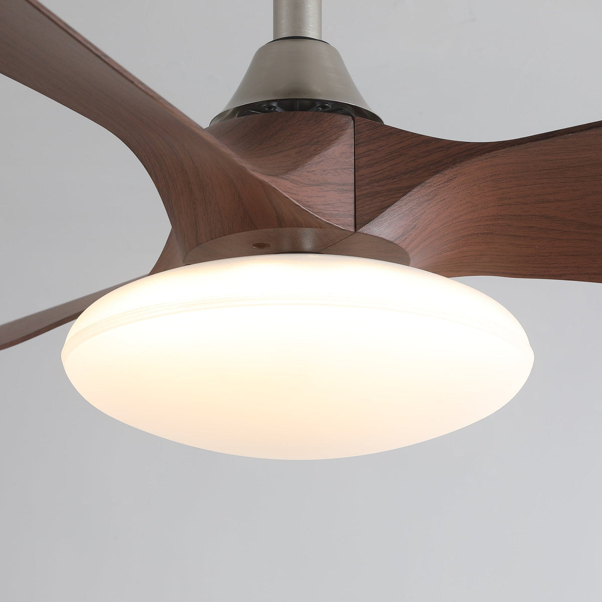 Ventilador de techo con luz Curvela en un dormitorio sereno – imagen 6