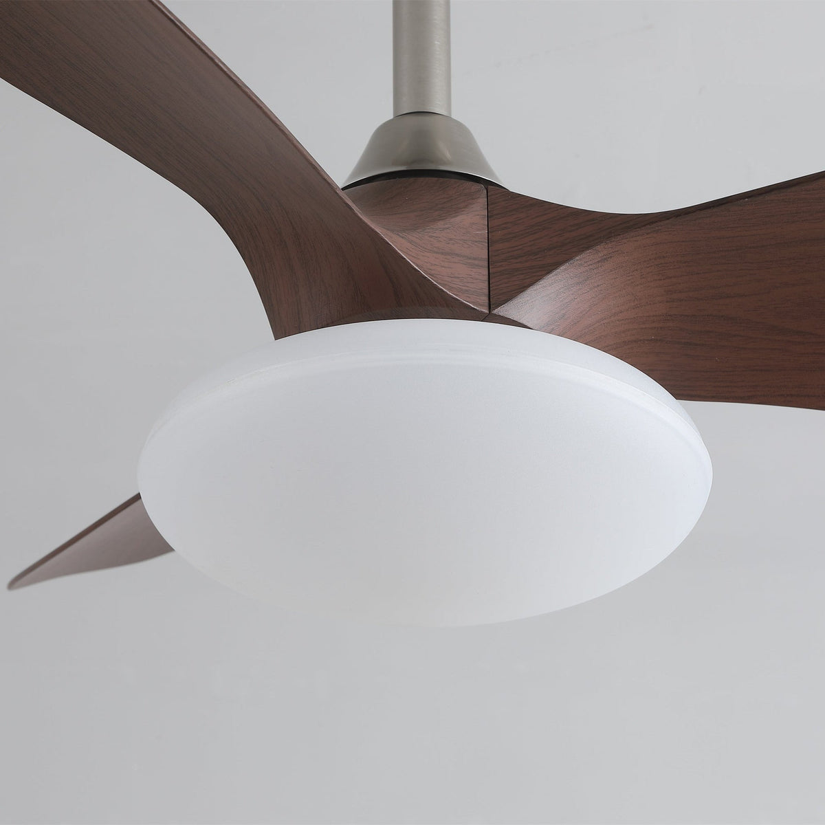 Ventilador de techo con luz Curvela en un dormitorio sereno – imagen 8
