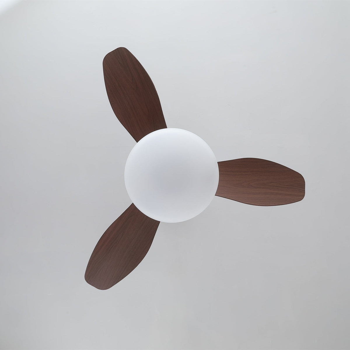 Ventilador de techo con luz Curvela en un dormitorio sereno – imagen 9