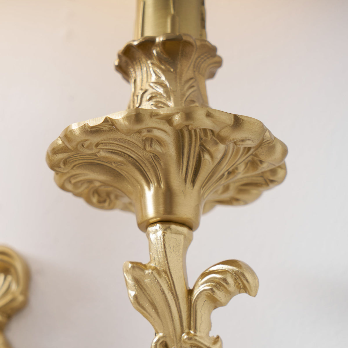 Aplique de pared rococó de latón Ledora – detalle del latón fundido