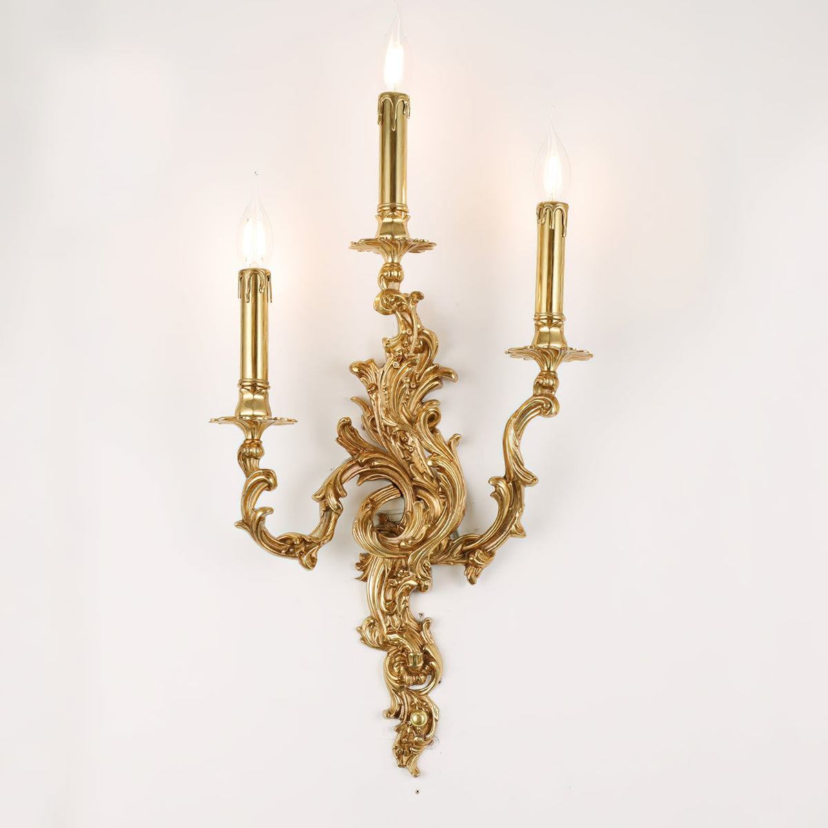 Aplique de pared rococó de latón Ledora – 3 luces sobre pared crema