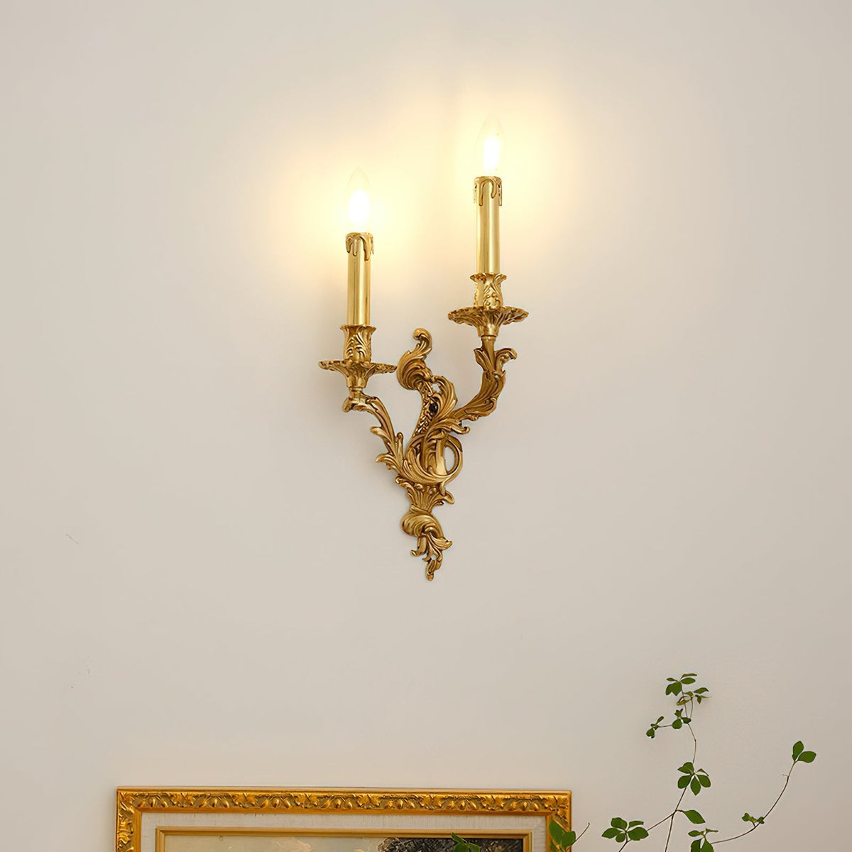 Aplique de pared rococó de latón Ledora – 2 luces encendido