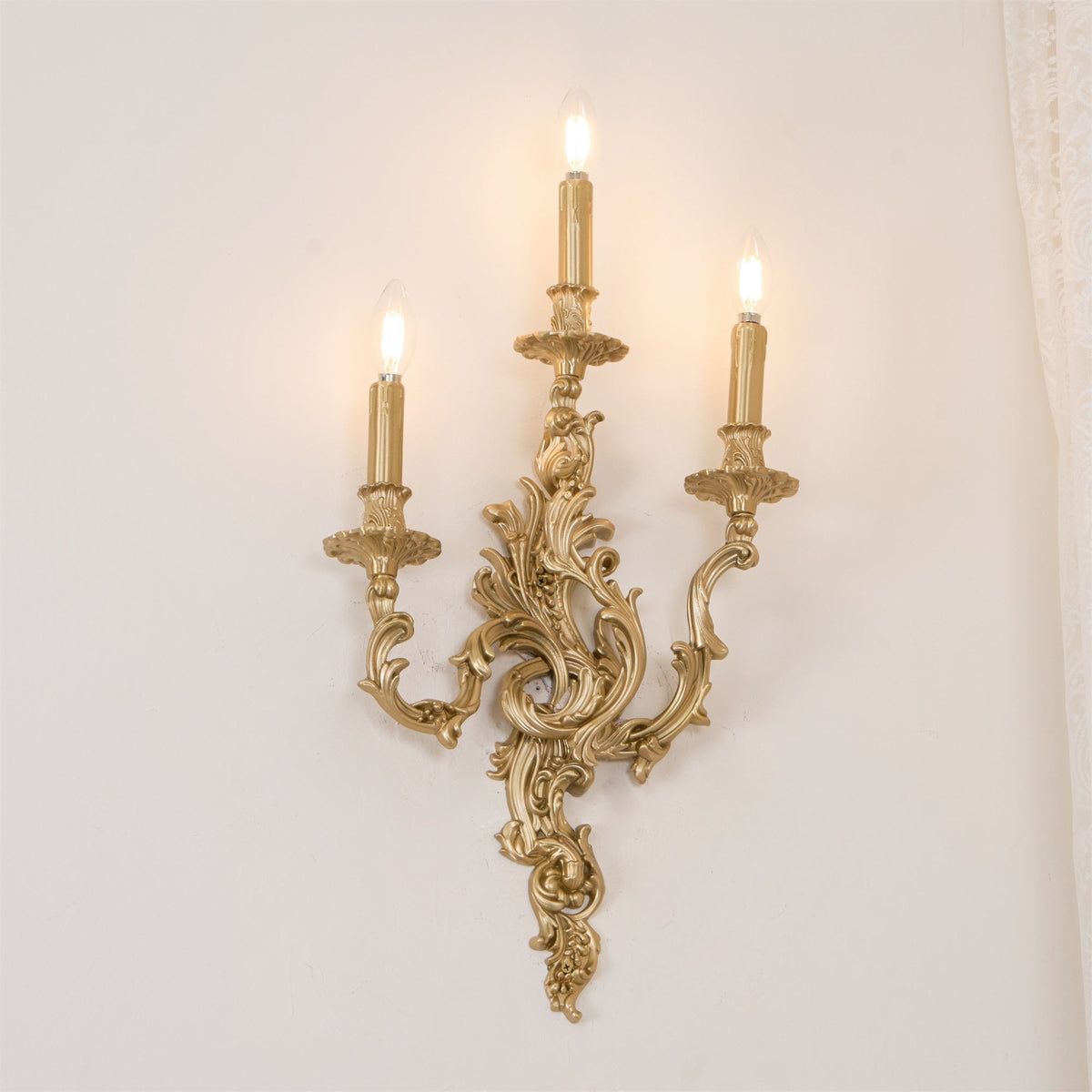 Aplique de pared rococó de latón Ledora – 3 luces con luz cálida