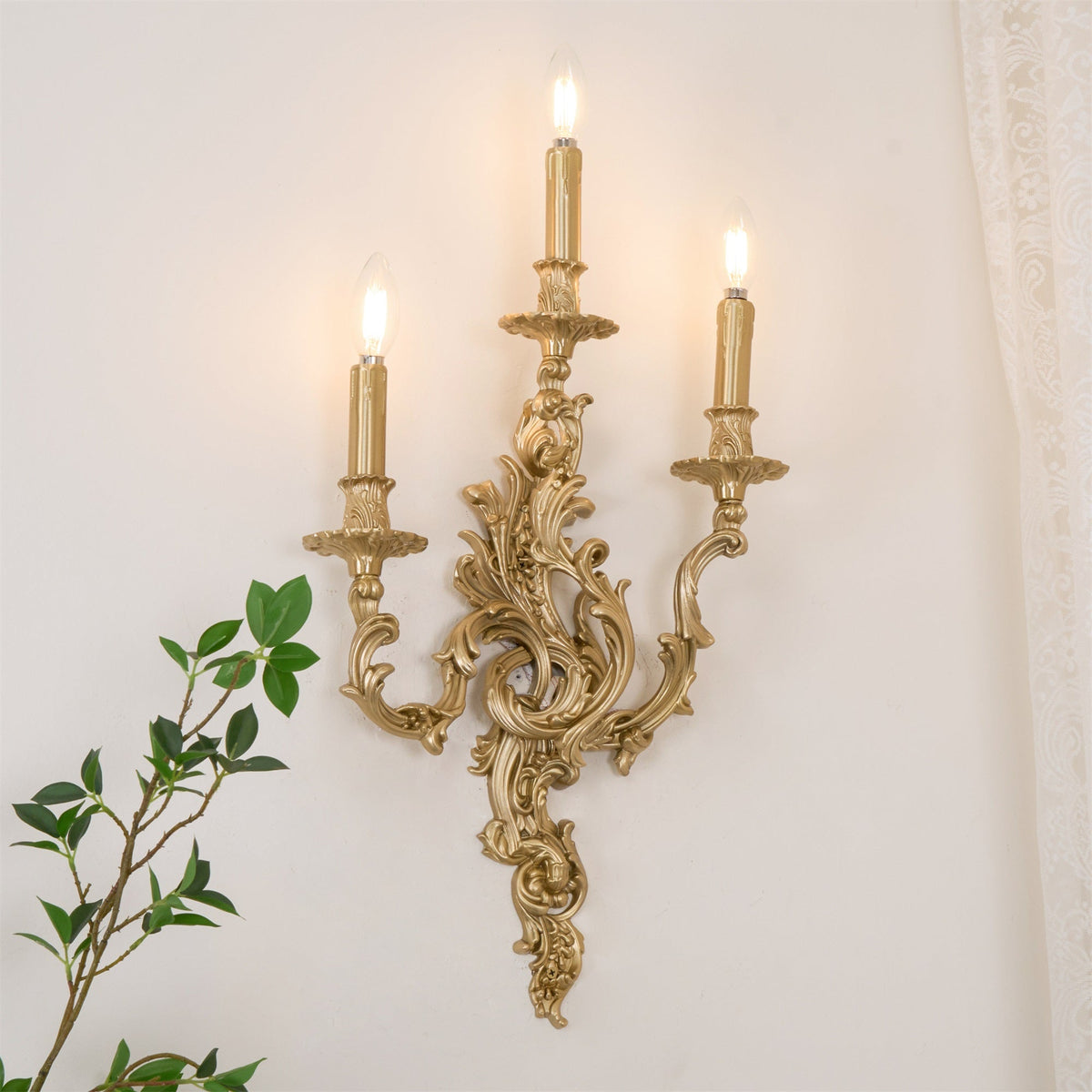 Aplique de pared rococó de latón Ledora – detalle de la ornamentación