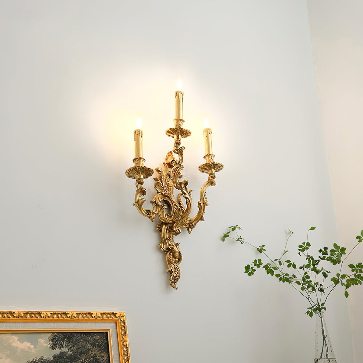 Aplique de pared rococó de latón Ledora – 3 luces encendido