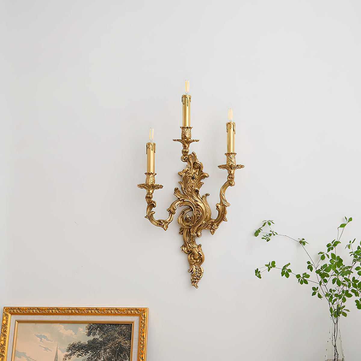 Aplique de pared rococó de latón Ledora – 3 luces sobre pared clara