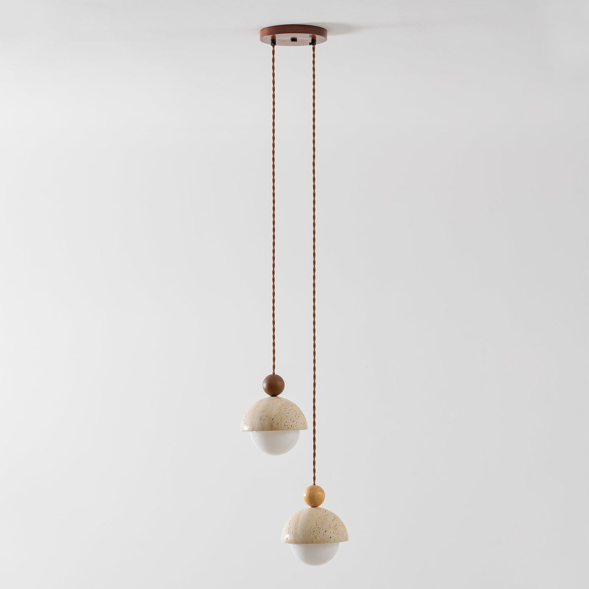 Lámpara colgante de travertino Roquela sobre una mesa de comedor – imagen 32