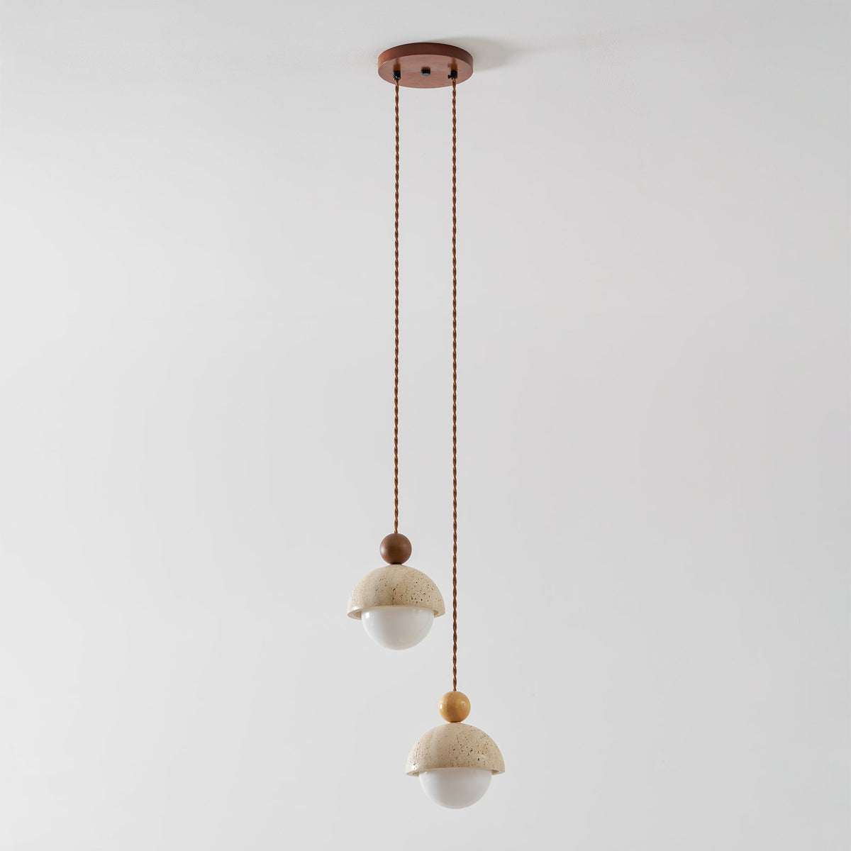Lámpara colgante de travertino Roquela sobre una mesa de comedor – imagen 33