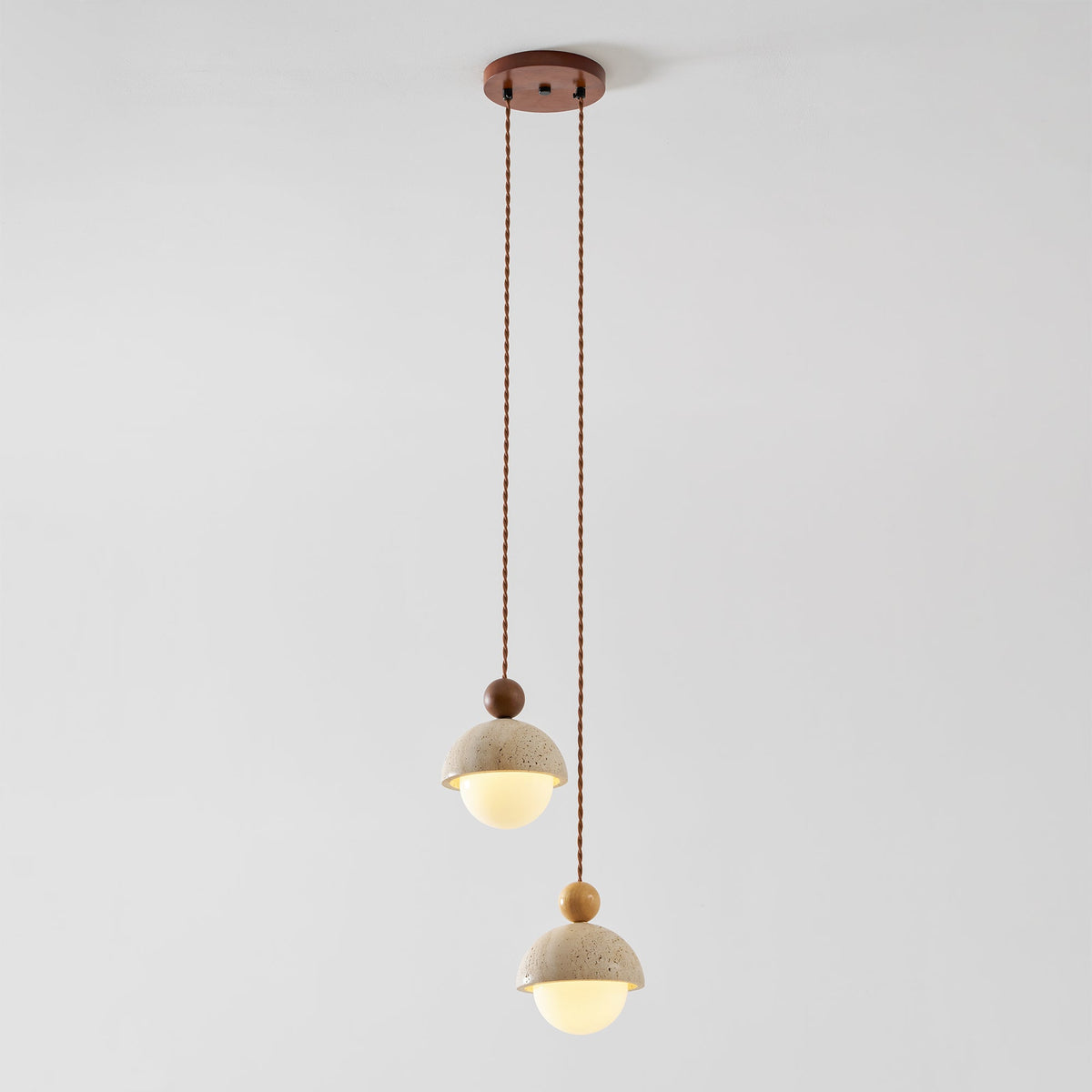 Lámpara colgante de travertino Roquela sobre una mesa de comedor – imagen 34