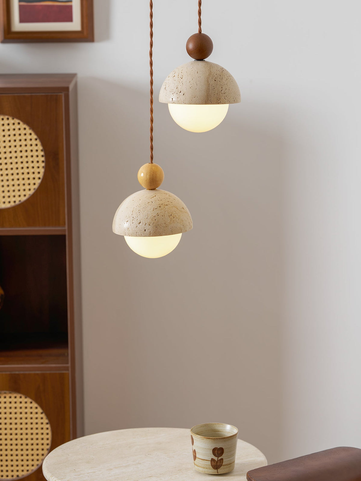 Lámpara colgante de travertino Roquela sobre una mesa de comedor – imagen 23