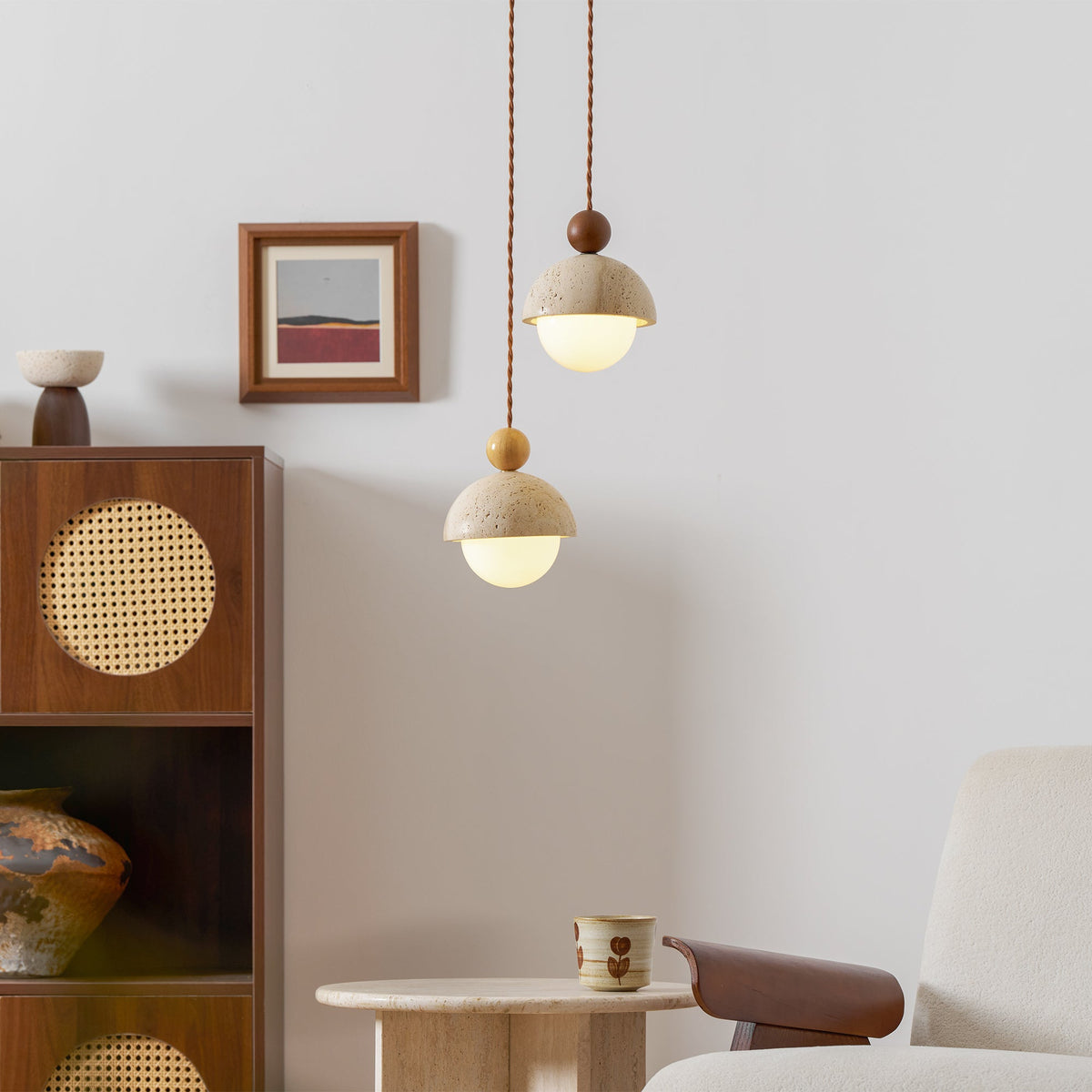 Lámpara colgante de travertino Roquela sobre una mesa de comedor – imagen 21