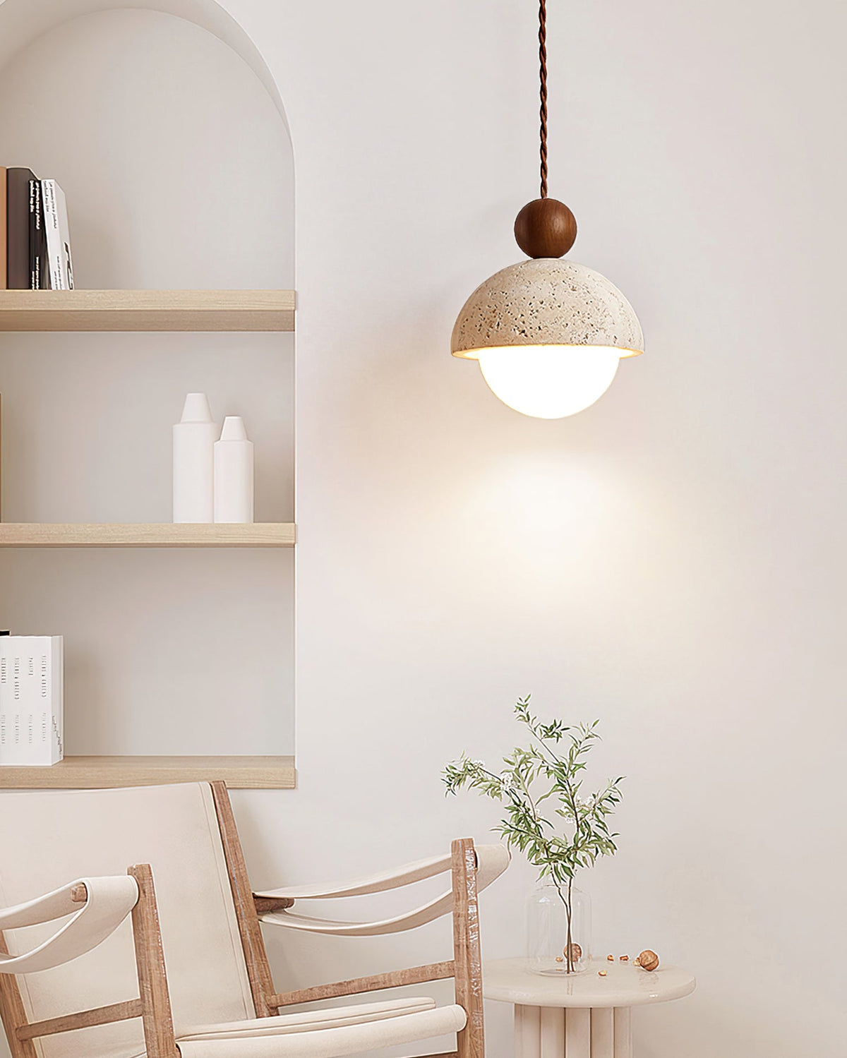 Lámpara colgante de travertino Roquela sobre una mesa de comedor – imagen 17
