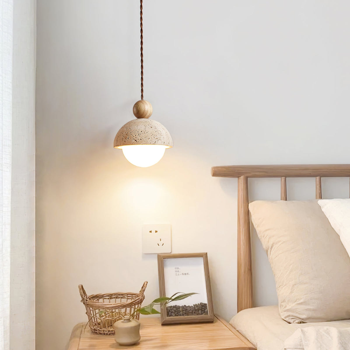 Lámpara colgante de travertino Roquela sobre una mesa de comedor – imagen 2