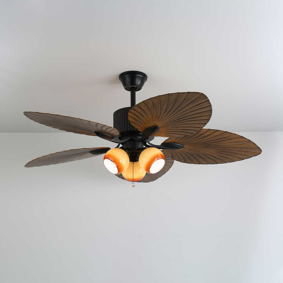 Ventilador de techo con luz Frondia en un salón de estilo tropical – imagen 2