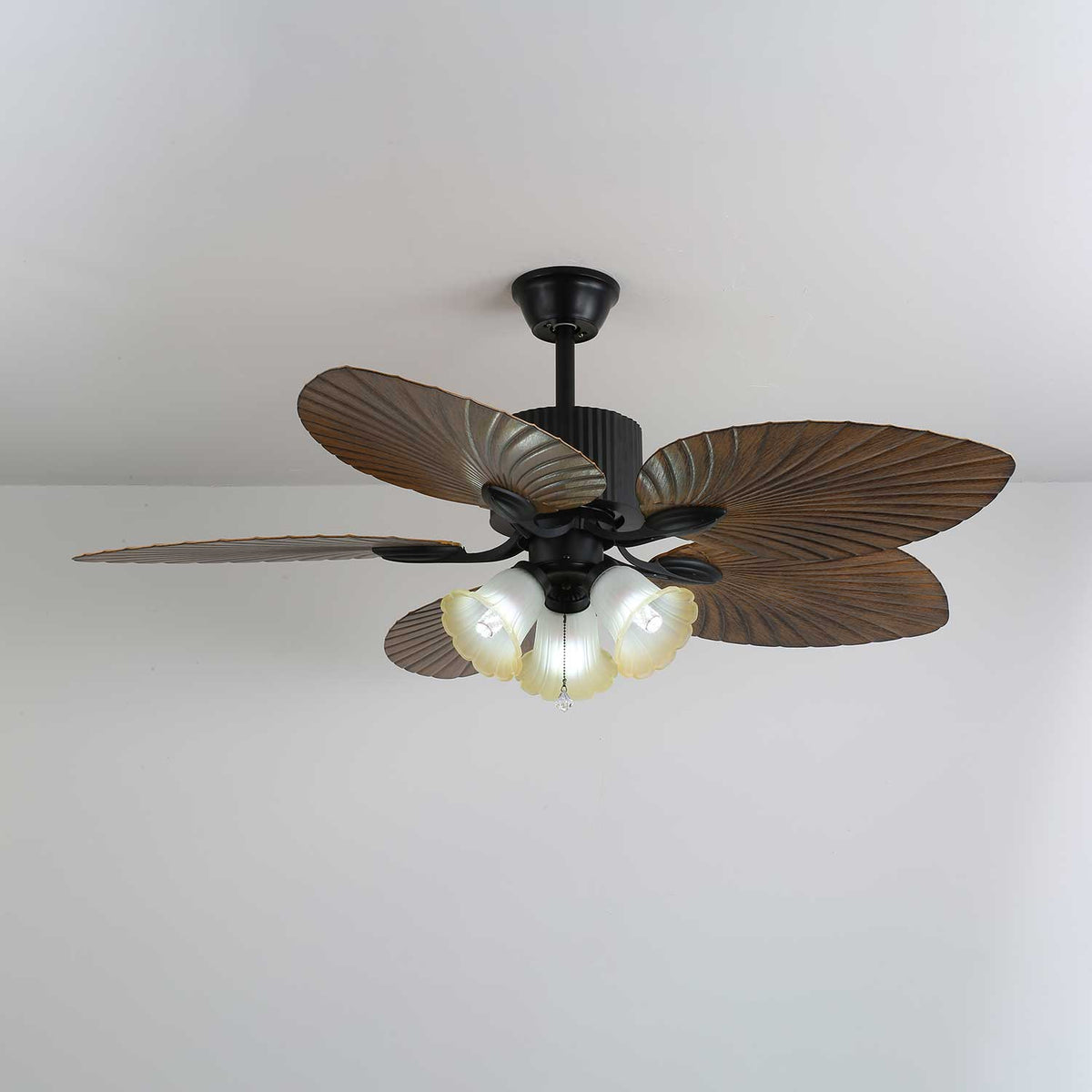 Ventilador de techo con luz Frondia en un salón de estilo tropical – imagen 11
