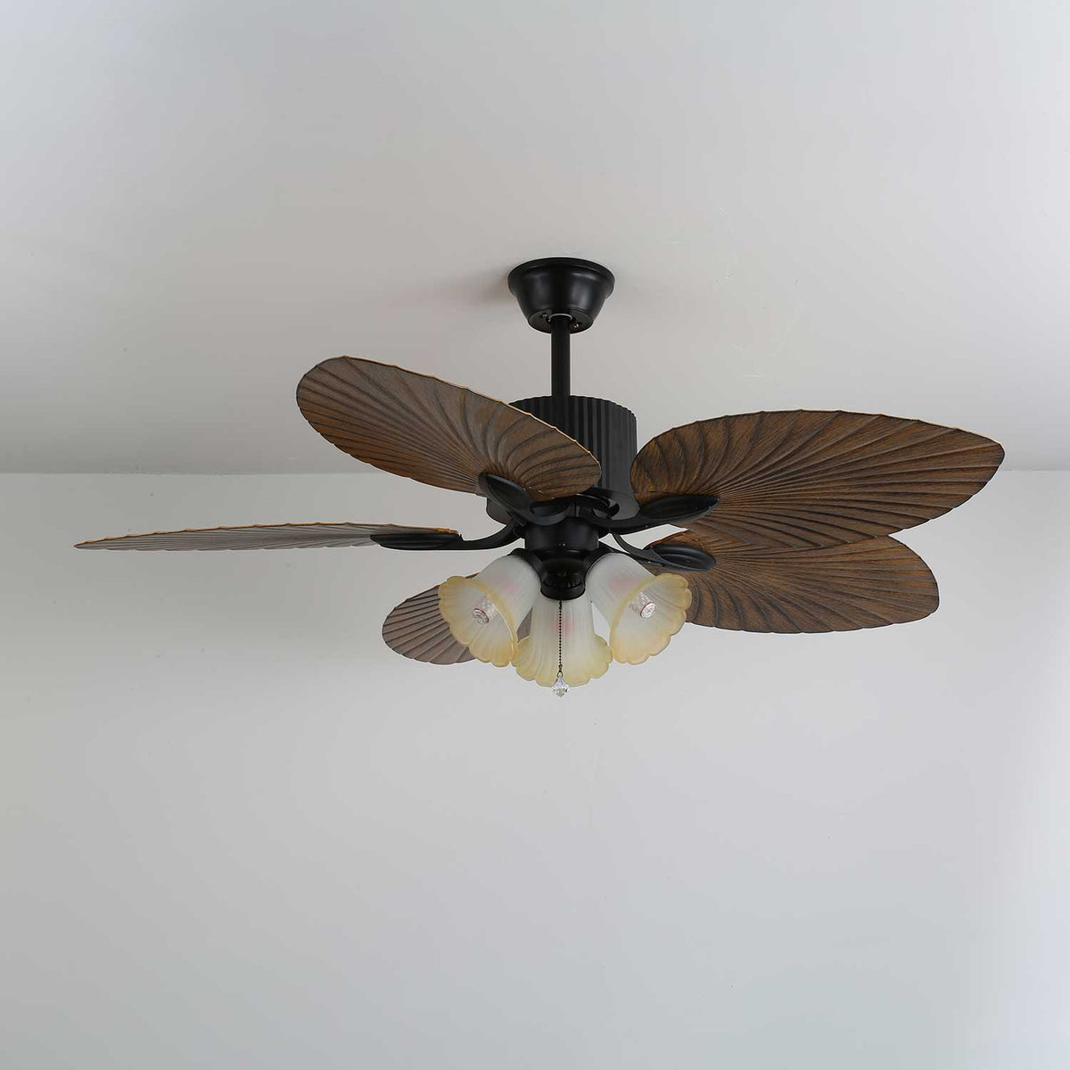 Ventilador de techo con luz Frondia en un salón de estilo tropical – imagen 12