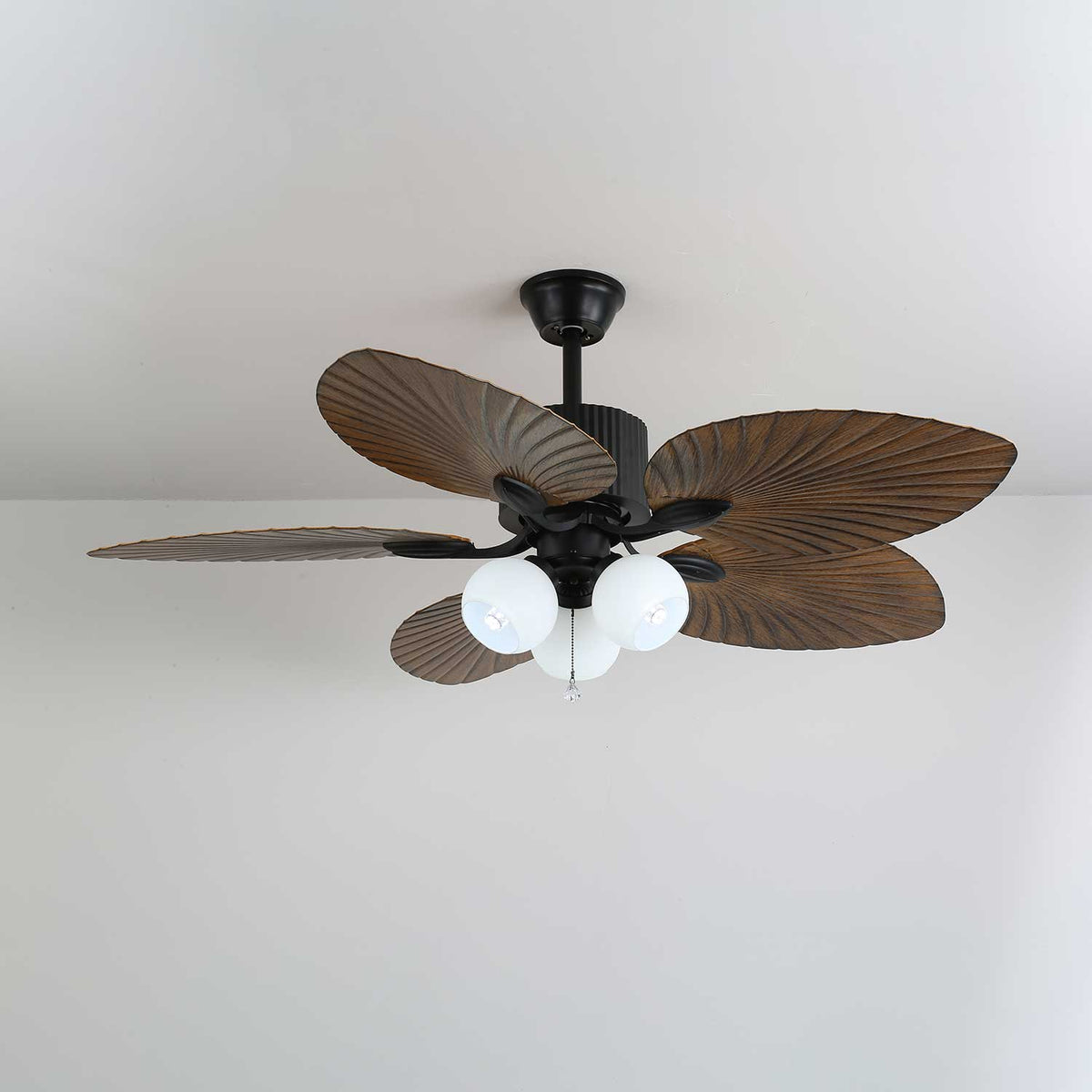 Ventilador de techo con luz Frondia en un salón de estilo tropical – imagen 13