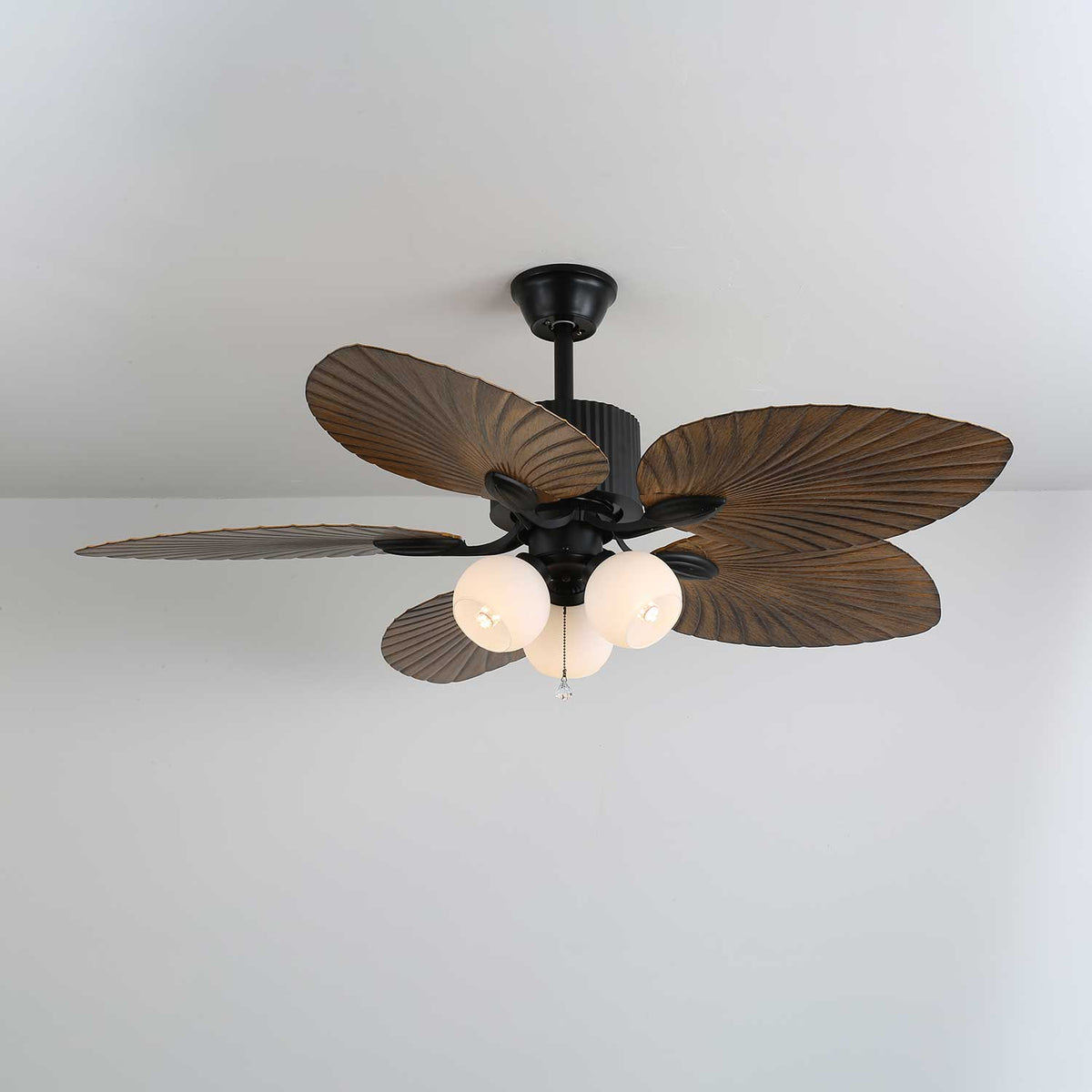 Ventilador de techo con luz Frondia en un salón de estilo tropical – imagen 14