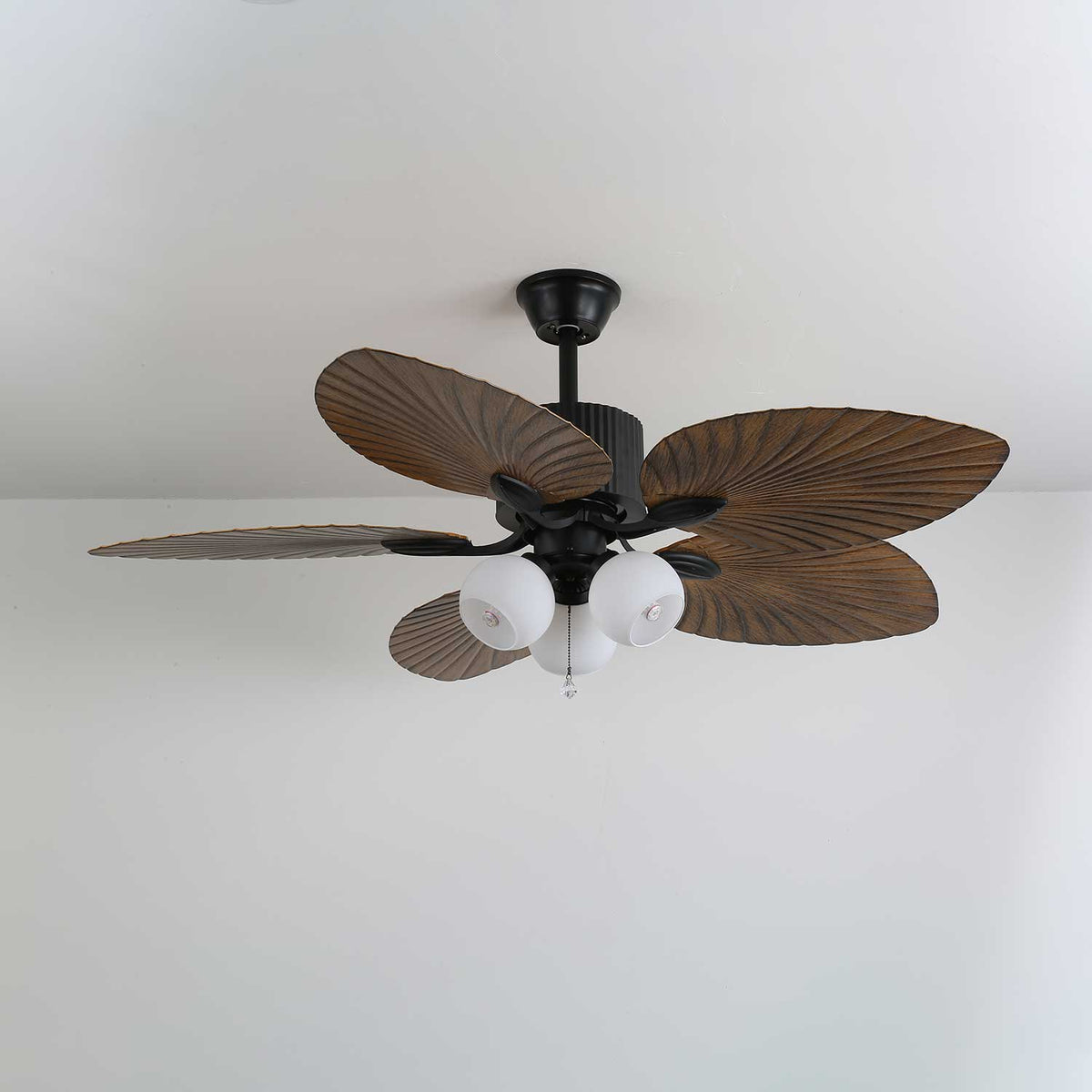 Ventilador de techo con luz Frondia en un salón de estilo tropical – imagen 15