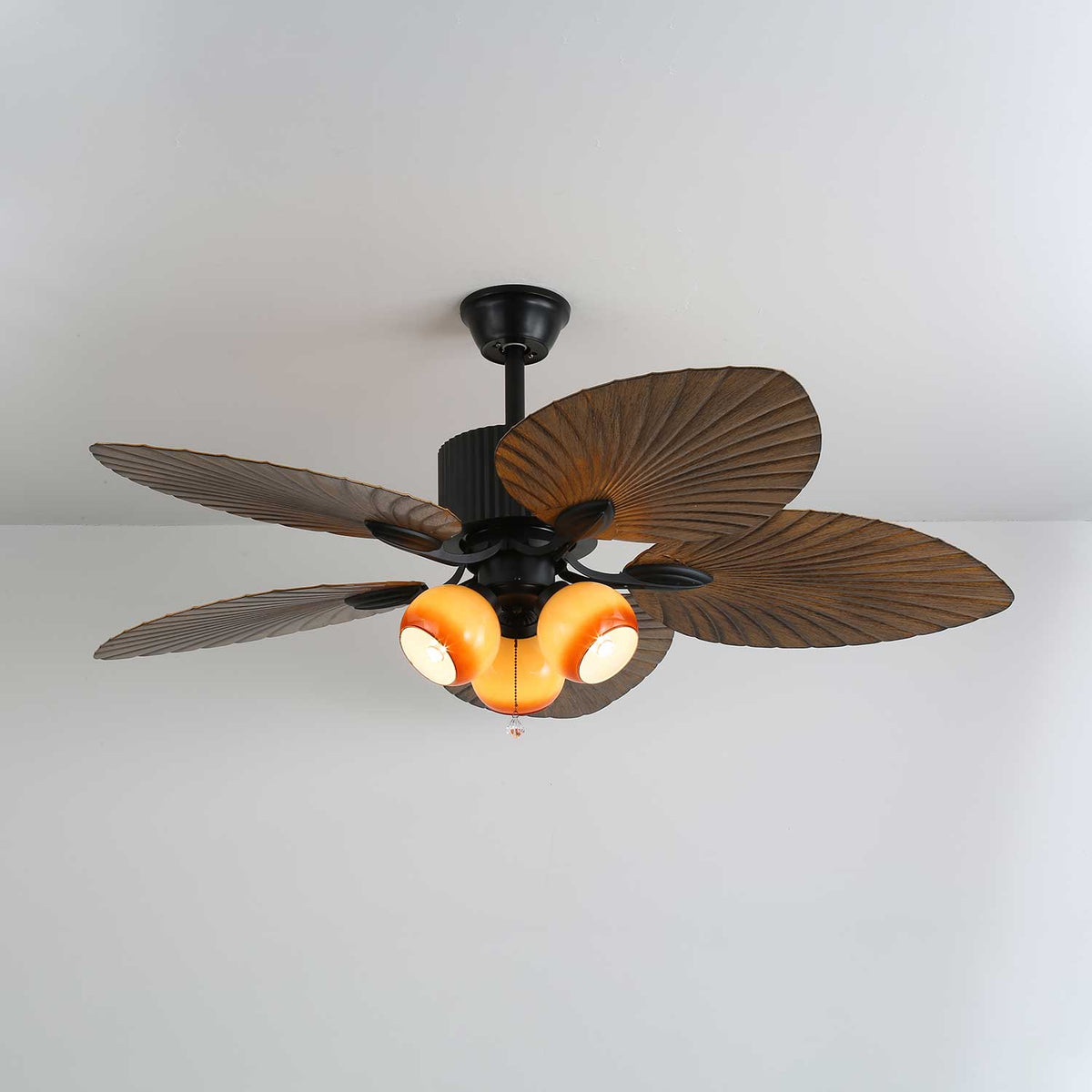 Ventilador de techo con luz Frondia en un salón de estilo tropical – imagen 3
