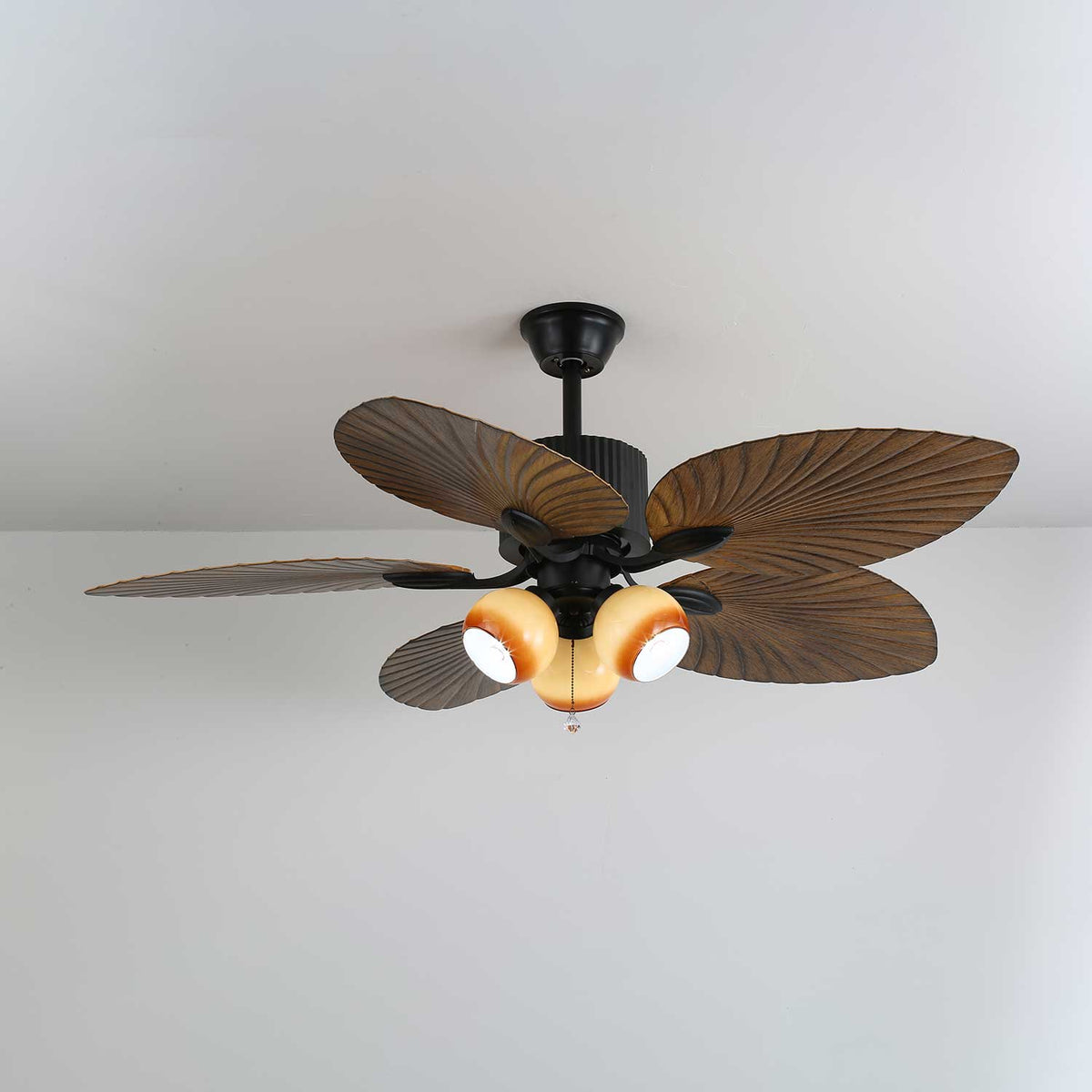 Ventilador de techo con luz Frondia en un salón de estilo tropical – imagen 4