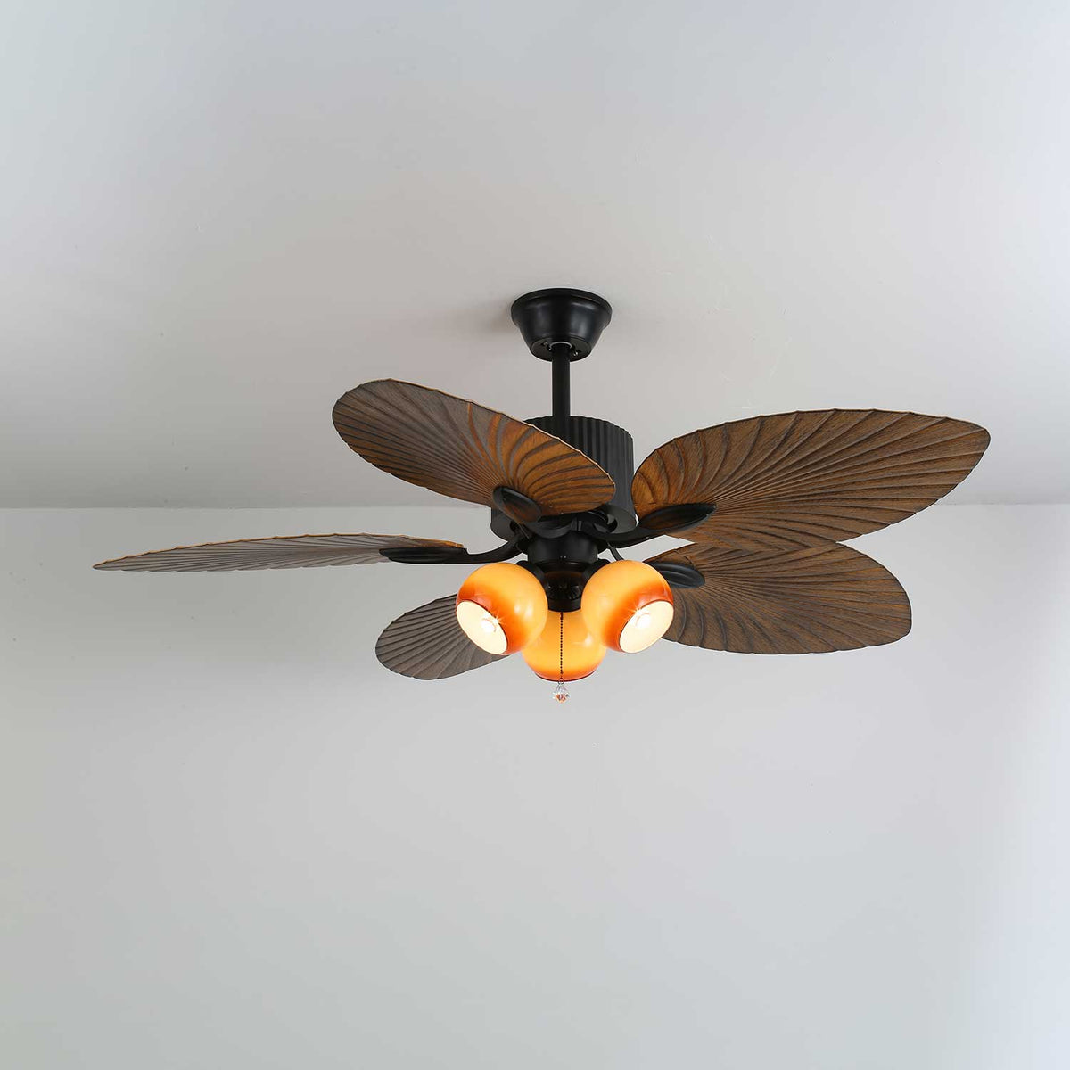 Ventilador de techo con luz Frondia en un salón de estilo tropical – imagen 5