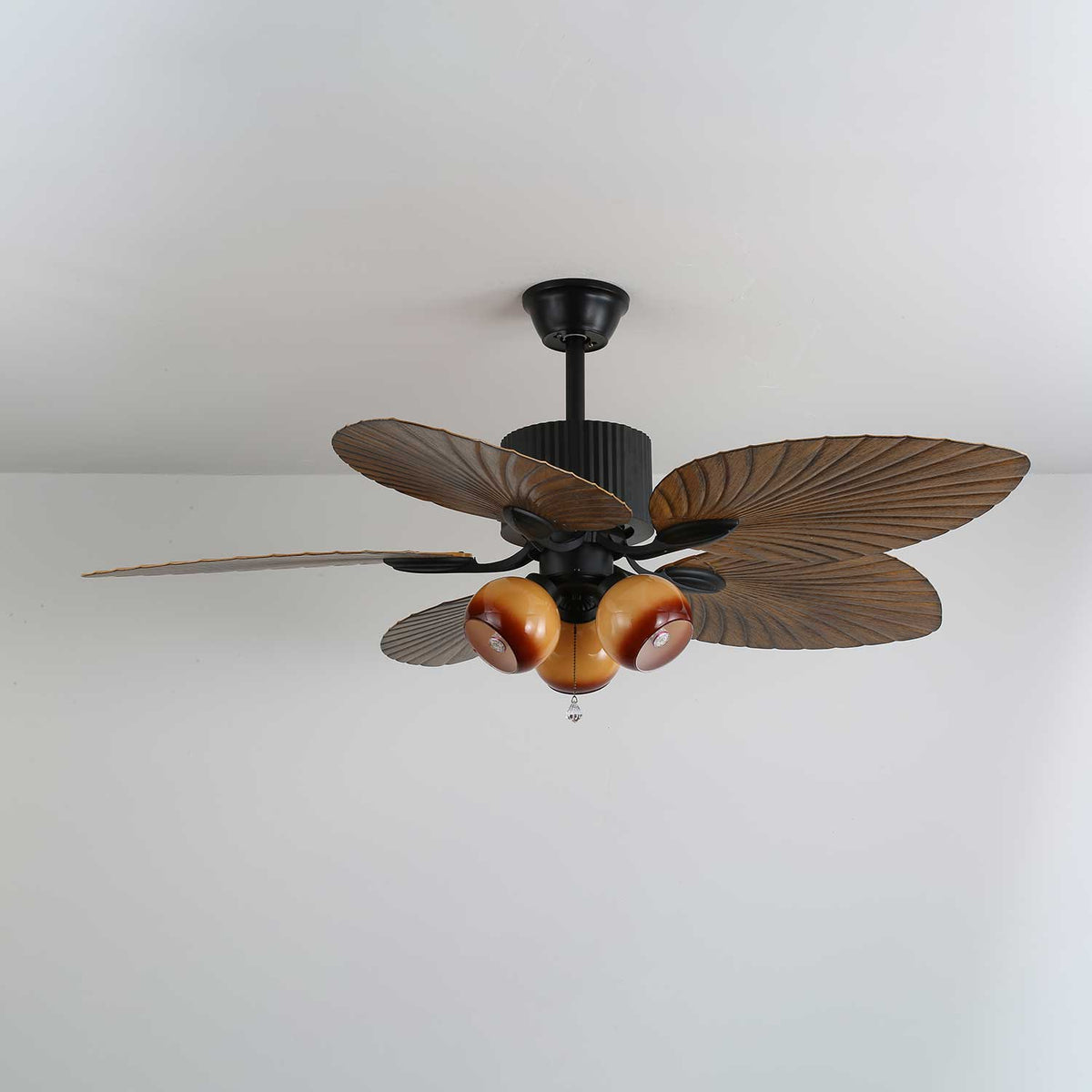 Ventilador de techo con luz Frondia en un salón de estilo tropical – imagen 6