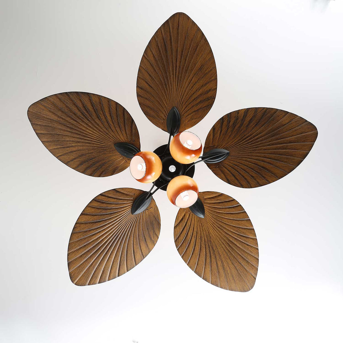 Ventilador de techo con luz Frondia en un salón de estilo tropical – imagen 7