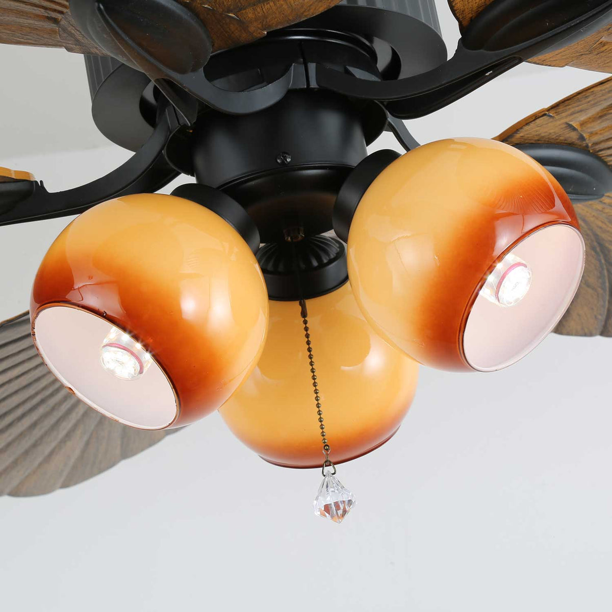 Ventilador de techo con luz Frondia en un salón de estilo tropical – imagen 8