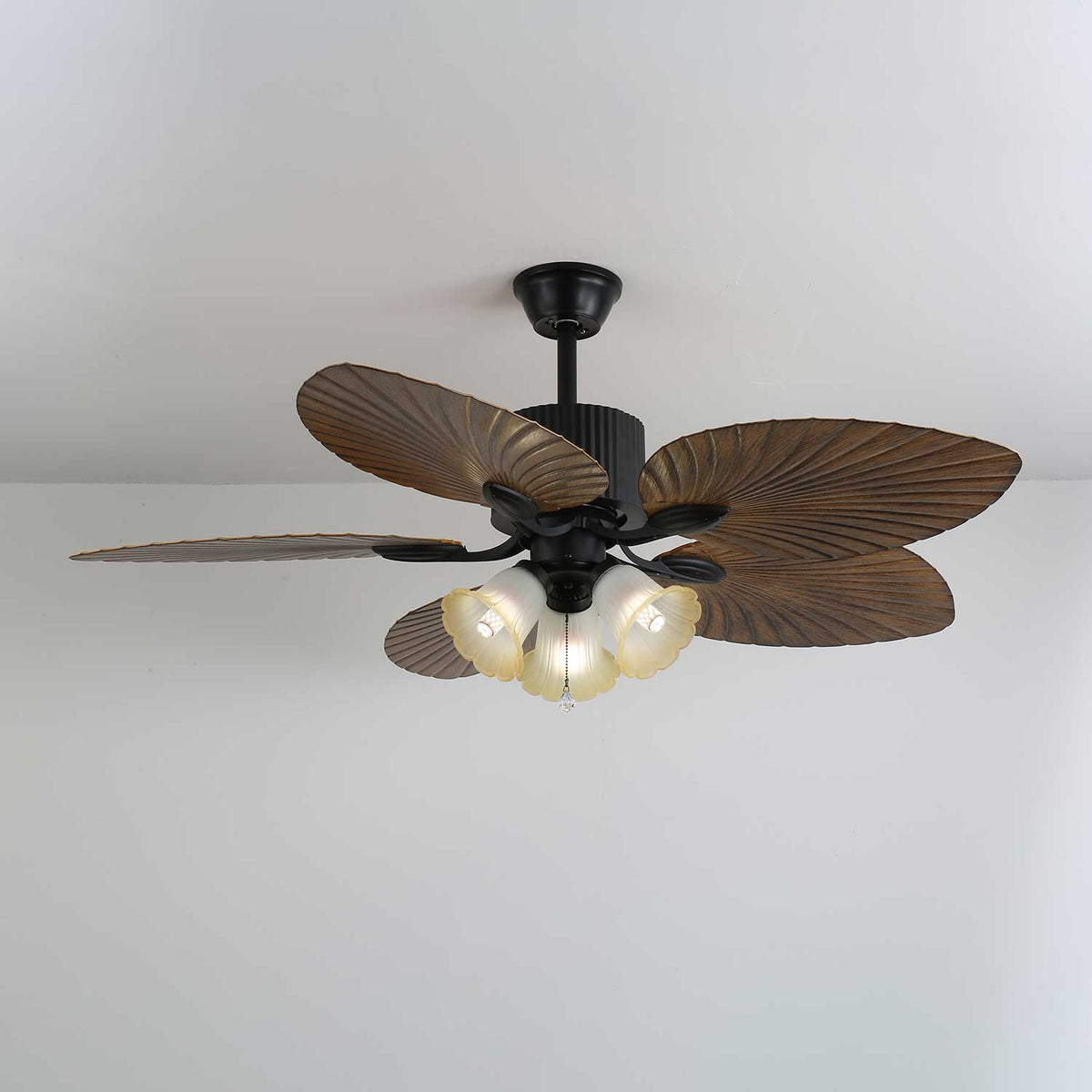 Ventilador de techo con luz Frondia en un salón de estilo tropical – imagen 10