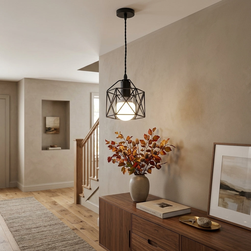 Lámpara colgante jaula geométrica Aristel sobre una mesa de comedor – imagen 8