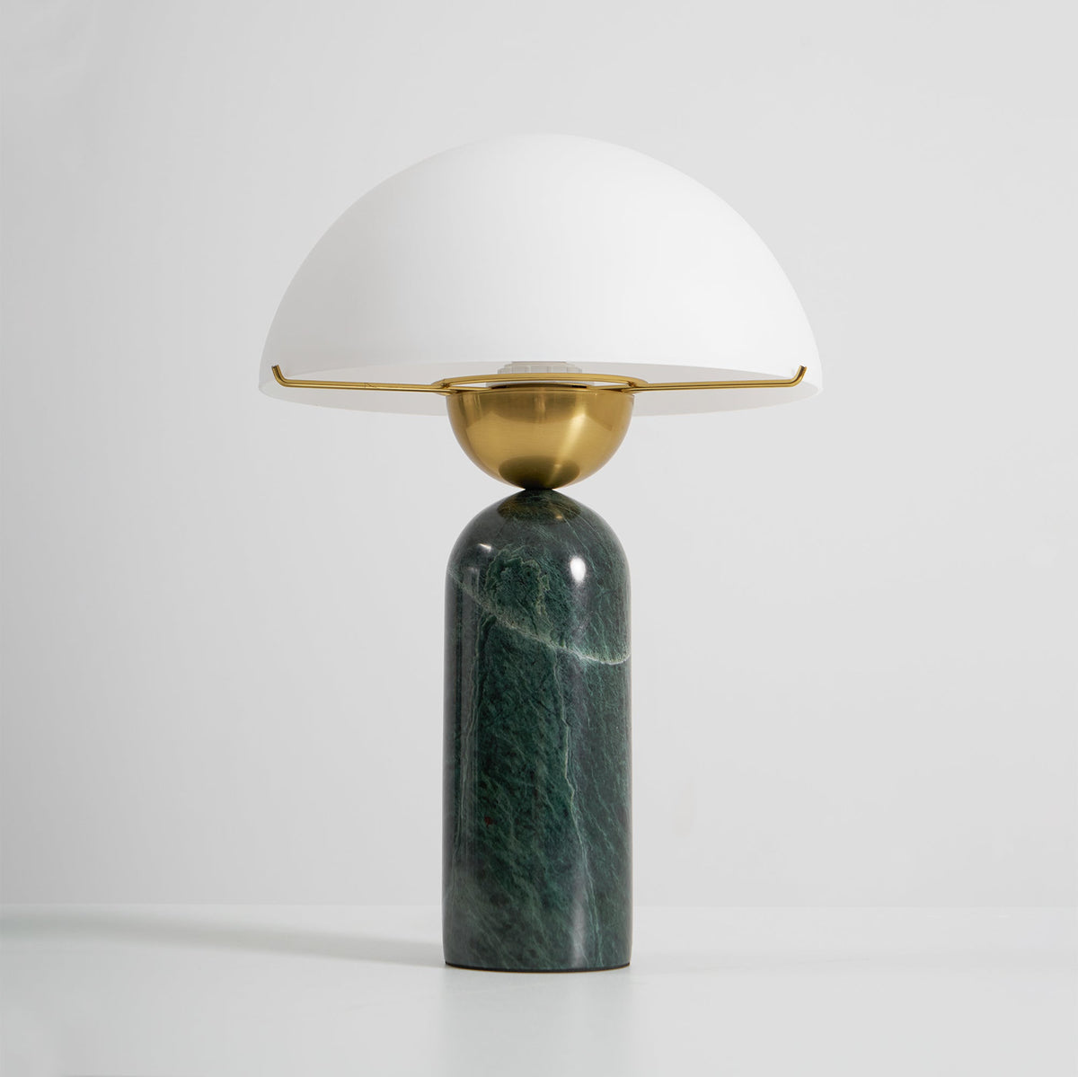 Lámpara de mesa de piedra natural Cupelia en un salón acogedor – imagen 7