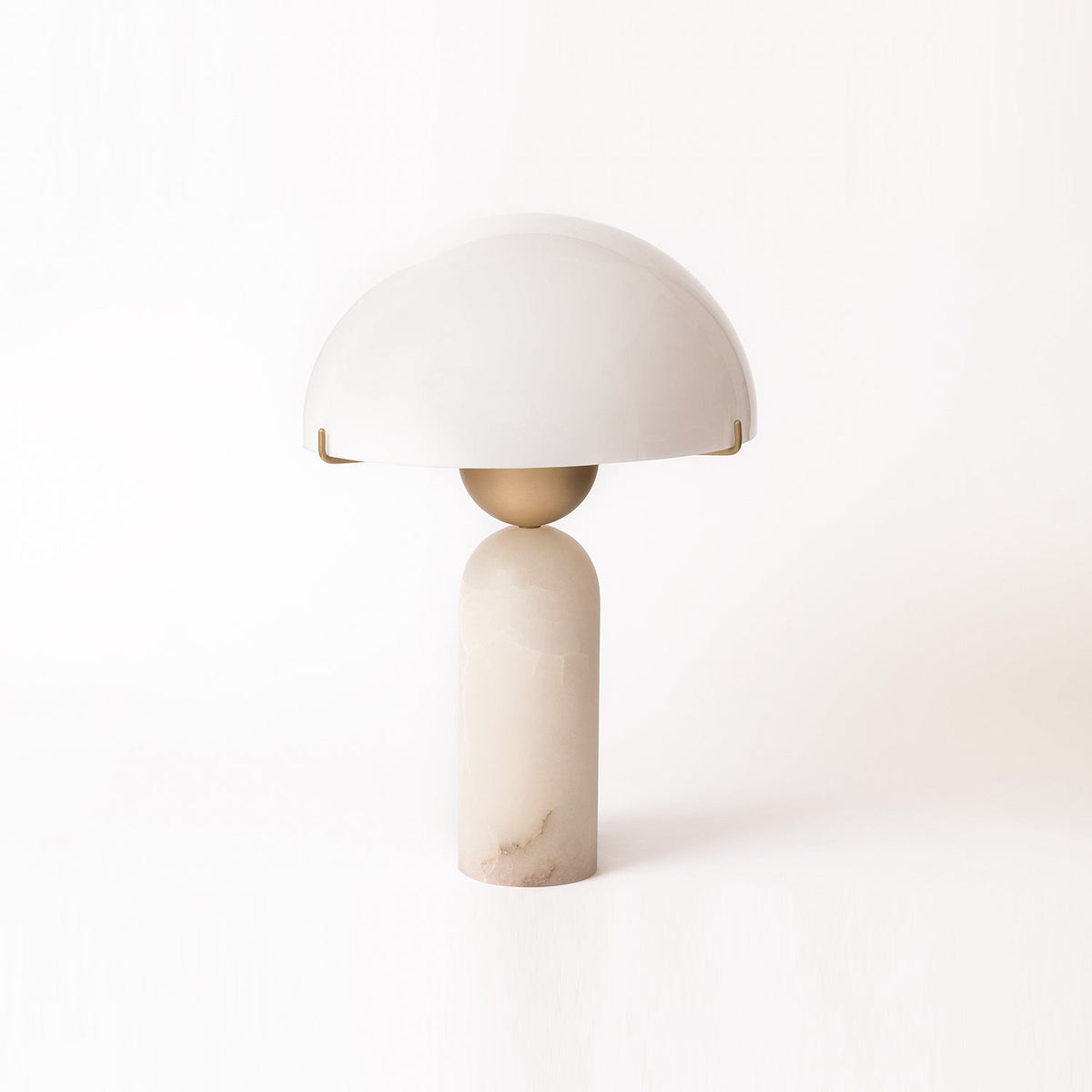 Lámpara de mesa de piedra natural Cupelia en un salón acogedor – imagen 6
