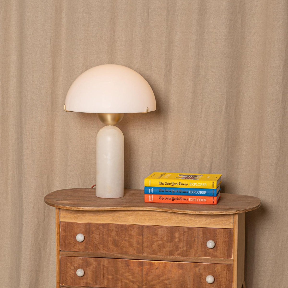 Lámpara de mesa de piedra natural Cupelia en un salón acogedor – imagen 8