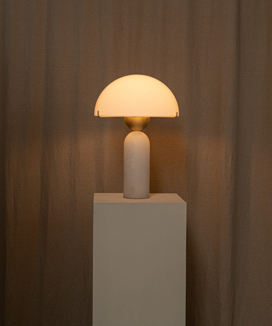 Lámpara de mesa de piedra natural Cupelia en un salón acogedor – imagen 18