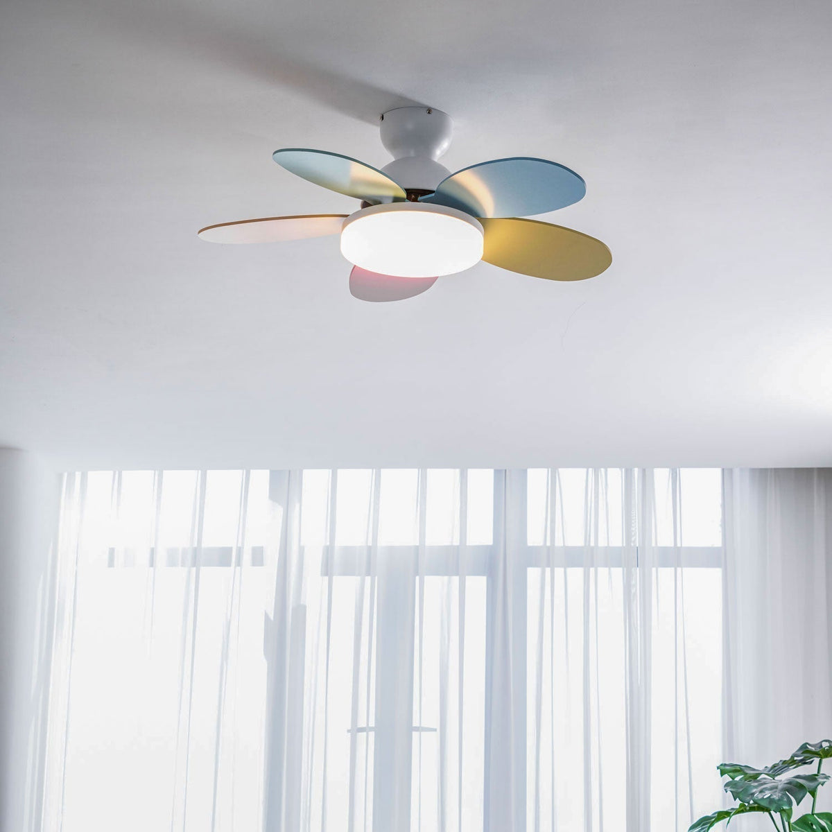 Ventilador de techo con luz Margela en una habitación infantil – imagen 26