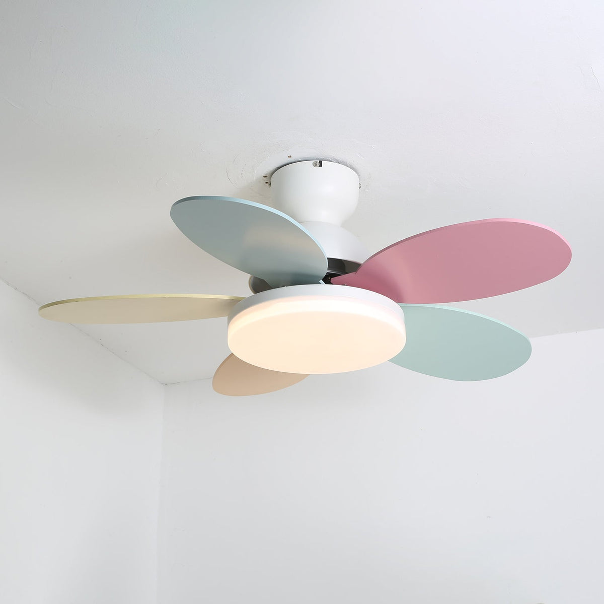 Ventilador de techo con luz Margela en una habitación infantil – imagen 5
