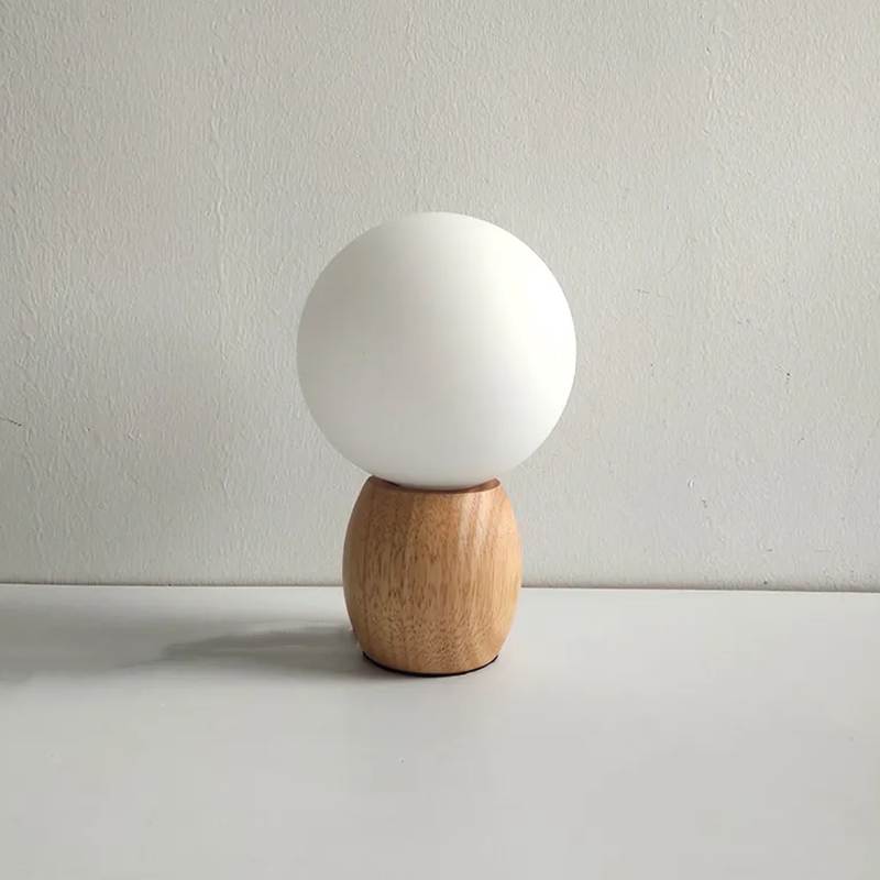Lámpara de mesita de noche Lenela con esfera de cristal en un dormitorio nórdico – imagen 4